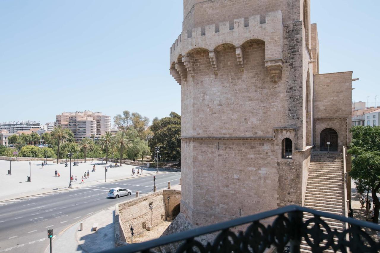 Myr Puerta Serranos Valencia Bagian luar foto