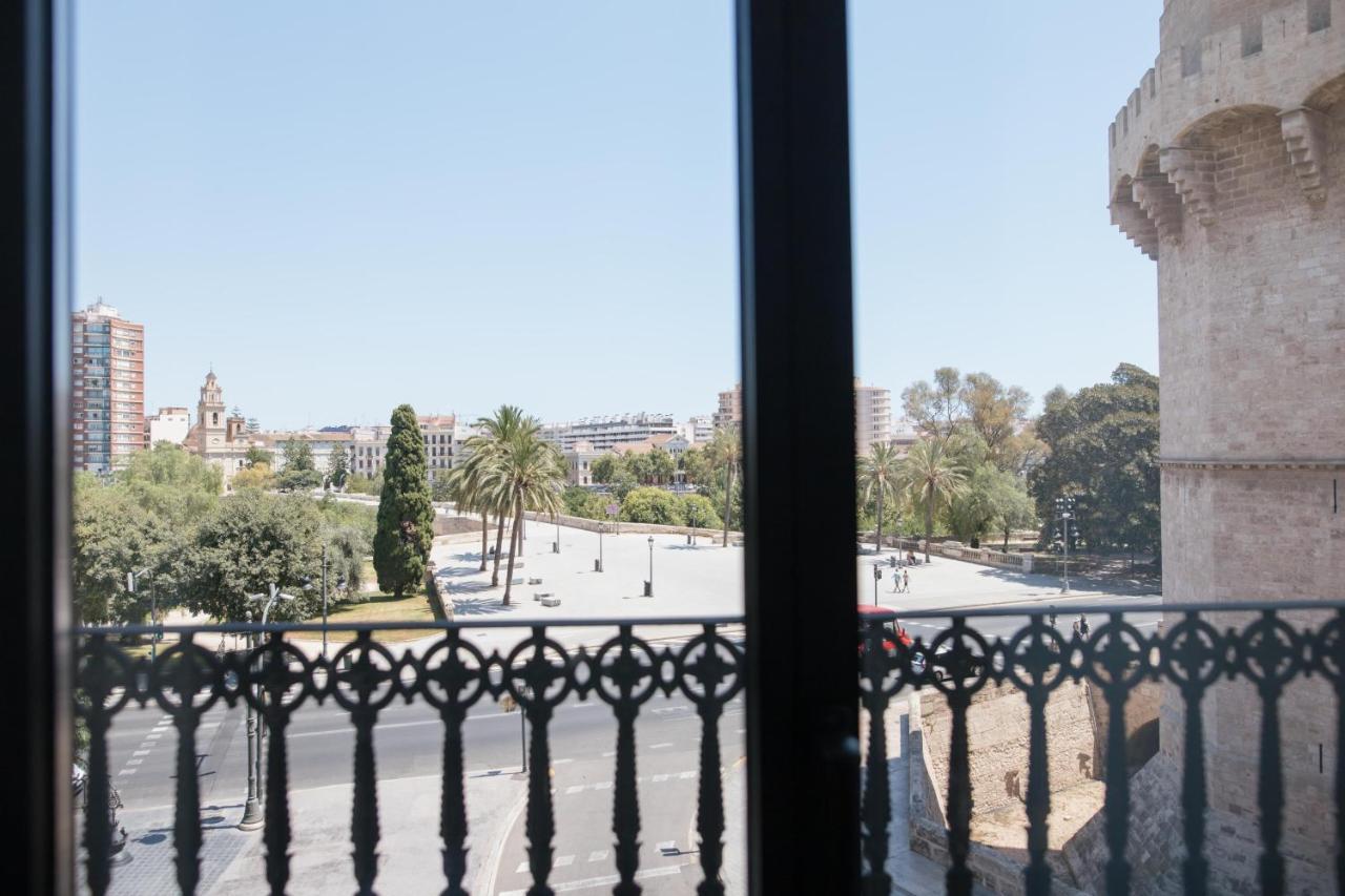 Myr Puerta Serranos Valencia Bagian luar foto